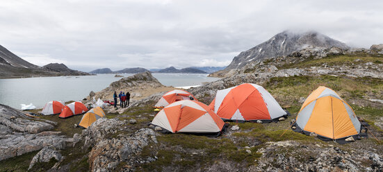 Grönland, Sermersooq, Kulusuk, Schweizerland Alpen, Gruppe von Menschen im Lager - ALRF00925