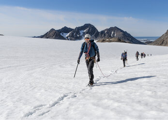 Grönland, Sermersooq, Kulusuk, Schweizerland Alpen, Gruppe von Menschen zu Fuß im Schnee - ALRF00929