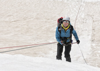 Grönland, Sermersooq, Kulusuk, Schweizerland Alpen, Porträt eines lächelnden Bergsteigers im Schnee - ALRF00930