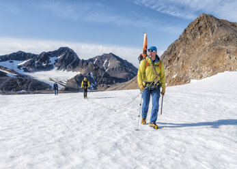 Grönland, Sermersooq, Kulusuk, Schweizerland Alpen, Gruppe von Menschen zu Fuß im Schnee - ALRF00932