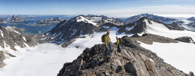 Greenland, Sermersooq, Kulusuk, Schweizerland Alps, mountaineers on summit - ALRF00933