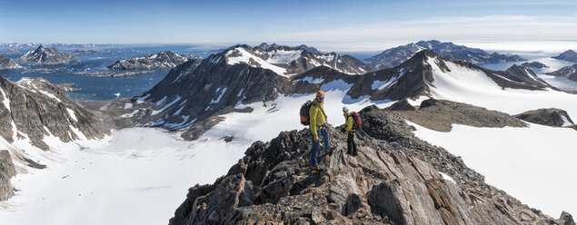 Grönland, Sermersooq, Kulusuk, Schweizerland Alpen, Bergsteiger auf dem Gipfel - ALRF00933