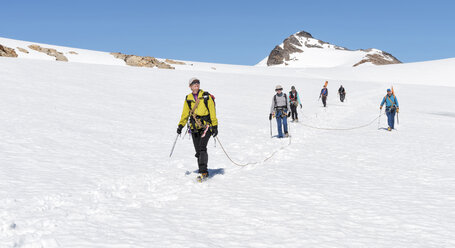 Grönland, Sermersooq, Kulusuk, Schweizerland Alpen, Gruppe von Menschen zu Fuß im Schnee - ALRF00935