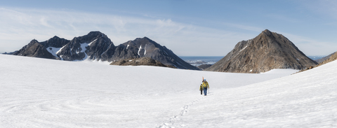 Grönland, Sermersooq, Kulusuk, Schweizerland Alpen, Gruppe von Menschen zu Fuß im Schnee, lizenzfreies Stockfoto