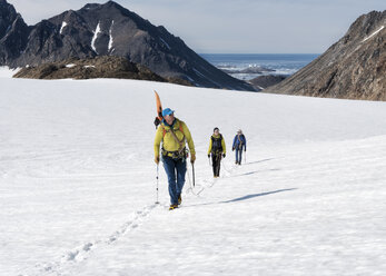 Grönland, Sermersooq, Kulusuk, Schweizerland Alpen, Gruppe von Menschen zu Fuß im Schnee - ALRF00939