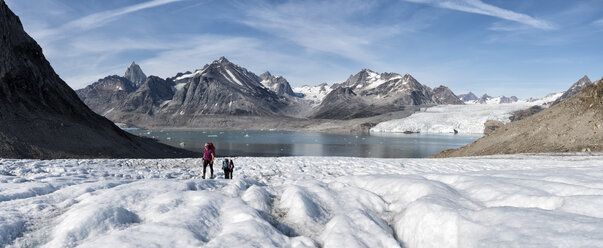 Grönland, Sermersooq, Kulusuk, Schweizerland Alpen, Gruppe von Menschen zu Fuß im Schnee - ALRF00940