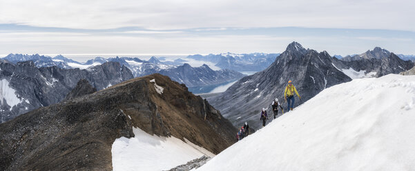 Grönland, Sermersooq, Kulusuk, Schweizerland Alpen, Gruppe von Wanderern in verschneiter Berglandschaft - ALRF00942