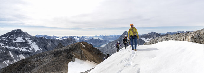 Grönland, Sermersooq, Kulusuk, Schweizerland Alpen, Gruppe von Wanderern in verschneiter Berglandschaft - ALRF00944