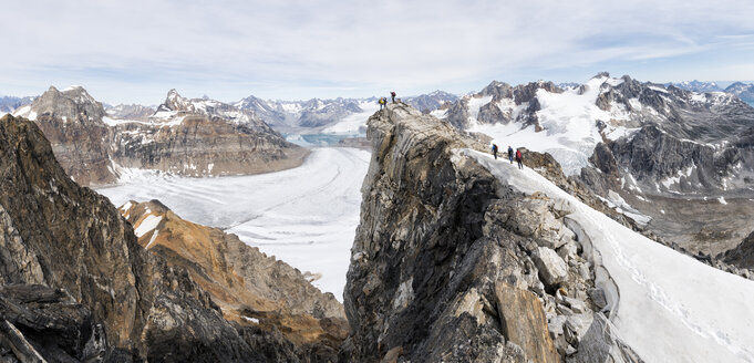 Grönland, Sermersooq, Kulusuk, Schweizerland Alpen, Gruppe von Bergsteigern auf dem Gipfel - ALRF00945