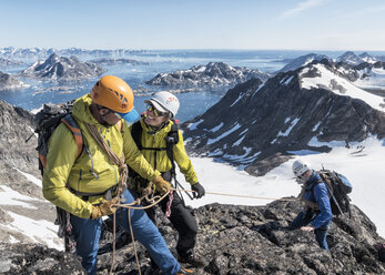 Grönland, Sermersooq, Kulusuk, Schweizerland Alpen, Bergsteiger auf dem Gipfel - ALRF00946