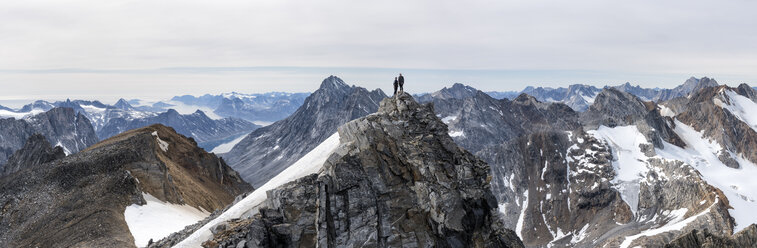 Grönland, Sermersooq, Kulusuk, Schweizerland Alpen, zwei Bergsteiger auf dem Gipfel - ALRF00947