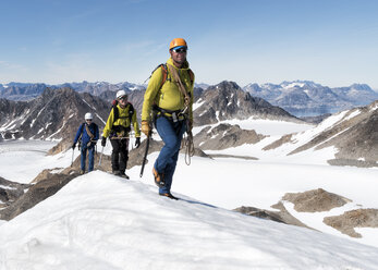 Grönland, Sermersooq, Kulusuk, Schweizerland Alpen, Bergsteiger beim Wandern in verschneiter Berglandschaft - ALRF00948