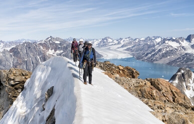 Grönland, Sermersooq, Kulusuk, Schweizerland Alpen, Bergsteiger beim Wandern in verschneiter Berglandschaft - ALRF00951