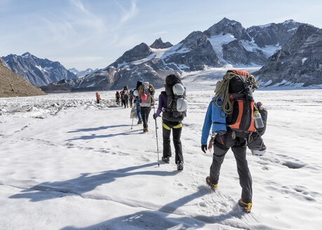 Greenland, Sermersooq, Kulusuk, Schweizerland Alps, group of people walking in snow - ALRF00953