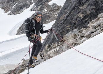 Grönland, Sermersooq, Kulusuk, Schweizerland Alpen, Bergsteiger im Schnee beim Aufstieg auf einen Berg - ALRF00955