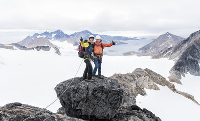 Grönland, Sermersooq, Kulusuk, Schweizerland Alpen, Porträt von glücklichen Bergsteigern auf dem Gipfel - ALRF00961