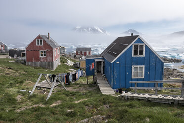 Greenland, Sermersooq, Kulusuk, wooden huts at the shore - ALRF00963