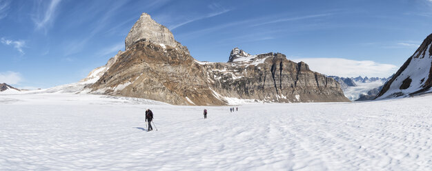 Grönland, Sermersooq, Kulusuk, Schweizerland Alpen, Gruppe von Menschen zu Fuß im Schnee - ALRF00964