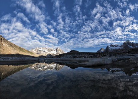 Grönland, Sermersooq, Kulusuk, Schweizerland Alpen, sich im Wasser spiegelnde Berge - ALRF00965