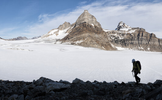 Grönland, Sermersooq, Kulusuk, Schweizerland Alpen, Bergsteiger beim Wandern in verschneiter Berglandschaft - ALRF00966