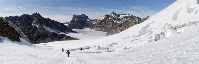 Greenland, Sermersooq, Kulusuk, Schweizerland Alps, group of people walking in snow - ALRF00970