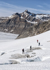 Greenland, Sermersooq, Kulusuk, Schweizerland Alps, group of people walking in snow - ALRF00971