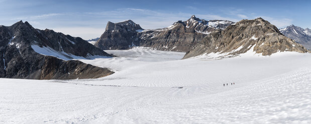 Greenland, Sermersooq, Kulusuk, Schweizerland Alps, group of people walking in snow - ALRF00973