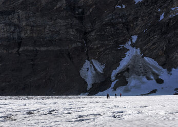 Grönland, Sermersooq, Kulusuk, Schweizerland Alpen, Gruppe von Menschen zu Fuß im Schnee - ALRF00974