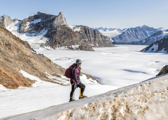 Grönland, Sermersooq, Kulusuk, Schweizerland Alpen, Porträt eines lächelnden Bergsteigers im Schnee - ALRF00977