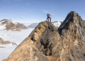 Grönland, Sermersooq, Kulusuk, Schweizerland Alpen, Bergsteiger erreicht Gipfel - ALRF00978