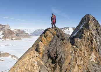 Grönland, Sermersooq, Kulusuk, Schweizerland Alpen, lächelnde Bergsteigerin auf dem Gipfel - ALRF00979