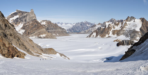 Grönland, Sermersooq, Kulusuk, Schweizerland Alpen, Gruppe von Menschen zu Fuß im Schnee - ALRF00980