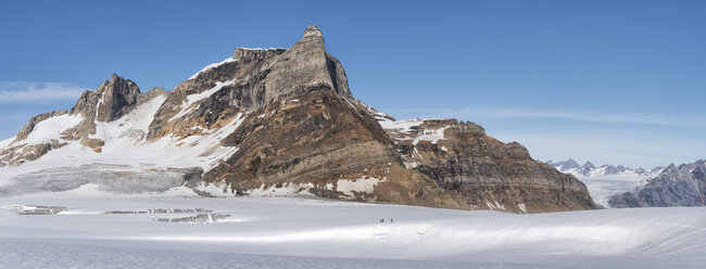 Grönland, Sermersooq, Kulusuk, Schweizerland Alpen, Gruppe von Menschen zu Fuß im Schnee - ALRF00982