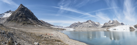 Grönland, Sermersooq, Kulusuk, Schweizerland Alpen, Zeltlager am Ufer in Berglandschaft, lizenzfreies Stockfoto
