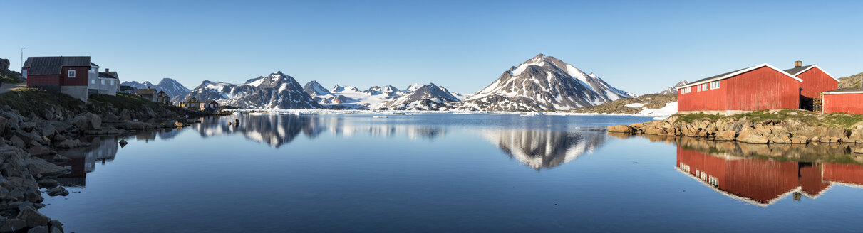 Grönland, Sermersooq, Kulusuk, Schweizerland Alpen, Berge und Holzhütten am Ufer, die sich im Wasser spiegeln - ALRF00998