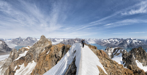 Grönland, Sermersooq, Kulusuk, Schweizerland Alpen, Bergsteiger beim Wandern in verschneiter Berglandschaft - ALRF01008