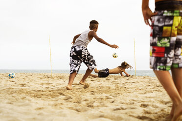 Jungen spielen am Strand - CAVF04080