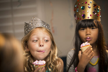 Kinder essen Tassenkuchen auf einer Geburtstagsparty - CAVF04103