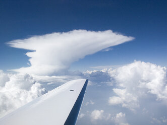 Ausgeschnittenes Bild eines Flugzeugflügels im Himmel - CAVF04173