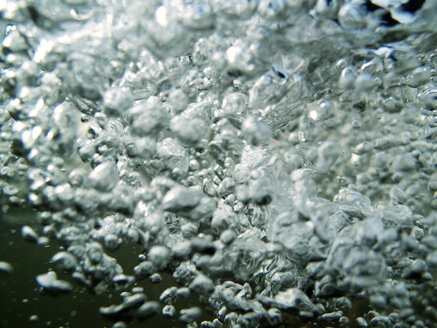 Nahaufnahme von Blasen im Wasser - CAVF04190
