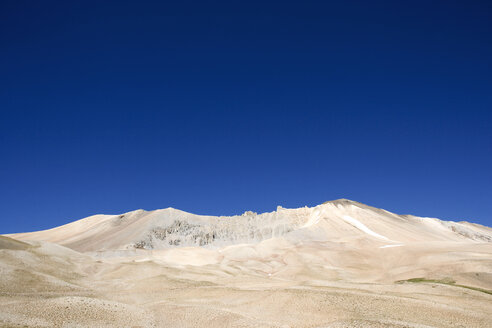 Landschaftliche Ansicht der Wüste vor blauem Himmel - CAVF04221