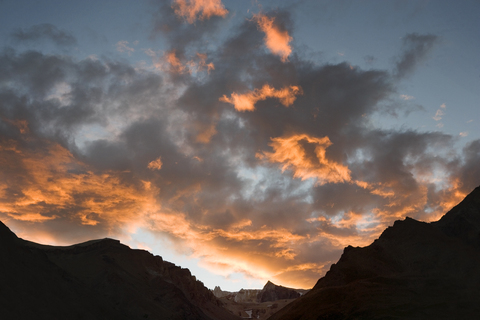 Niedriger Blickwinkel auf den bewölkten Himmel bei Sonnenuntergang, lizenzfreies Stockfoto