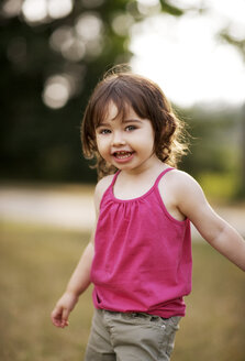 Porträt eines süßen Mädchens auf einem Feld stehend - CAVF04242