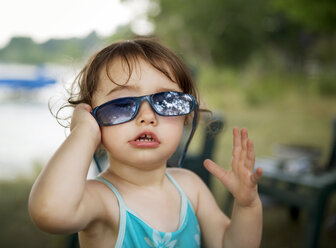 Kleines Mädchen mit Sonnenbrille - CAVF04247
