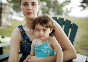 Porträt von Mutter und Tochter auf einem Stuhl sitzend - CAVF04249
