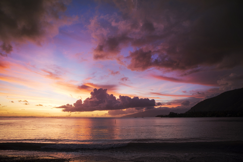 Blick auf das Meer gegen den bewölkten Himmel bei Sonnenuntergang, lizenzfreies Stockfoto