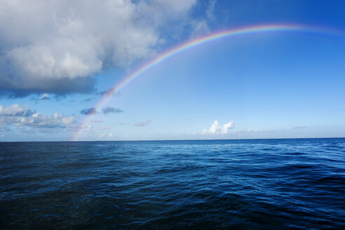 Idyllischer Blick auf den Regenbogen über dem Meer - CAVF04292