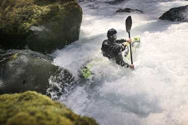 Hohe Winkel Ansicht des Mannes Kajakfahren im Fluss - CAVF04343