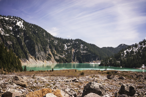 Blick auf den See und die Berge, lizenzfreies Stockfoto