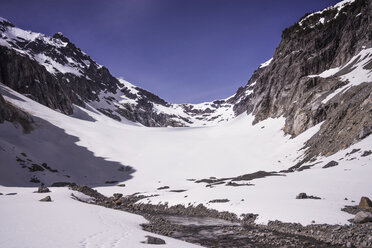 Panoramaaussicht auf einen schneebedeckten Berg - CAVF04383